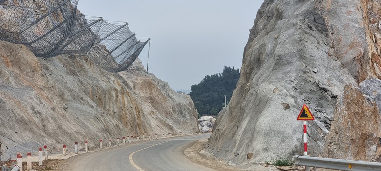 Khắc phục xong điểm nguy hiểm tại v&aacute;ch n&uacute;i Giếng gần cao tốc Bắc - Nam- Ảnh 2.