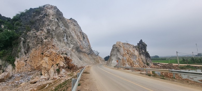 Khắc phục xong điểm nguy hiểm tại v&aacute;ch n&uacute;i Giếng gần cao tốc Bắc - Nam- Ảnh 1.