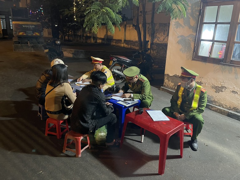 Nam sinh lớp 11 nằm tr&ecirc;n y&ecirc;n điều khiển xe bị xử l&yacute; h&agrave;ng loạt vi phạm- Ảnh 2.