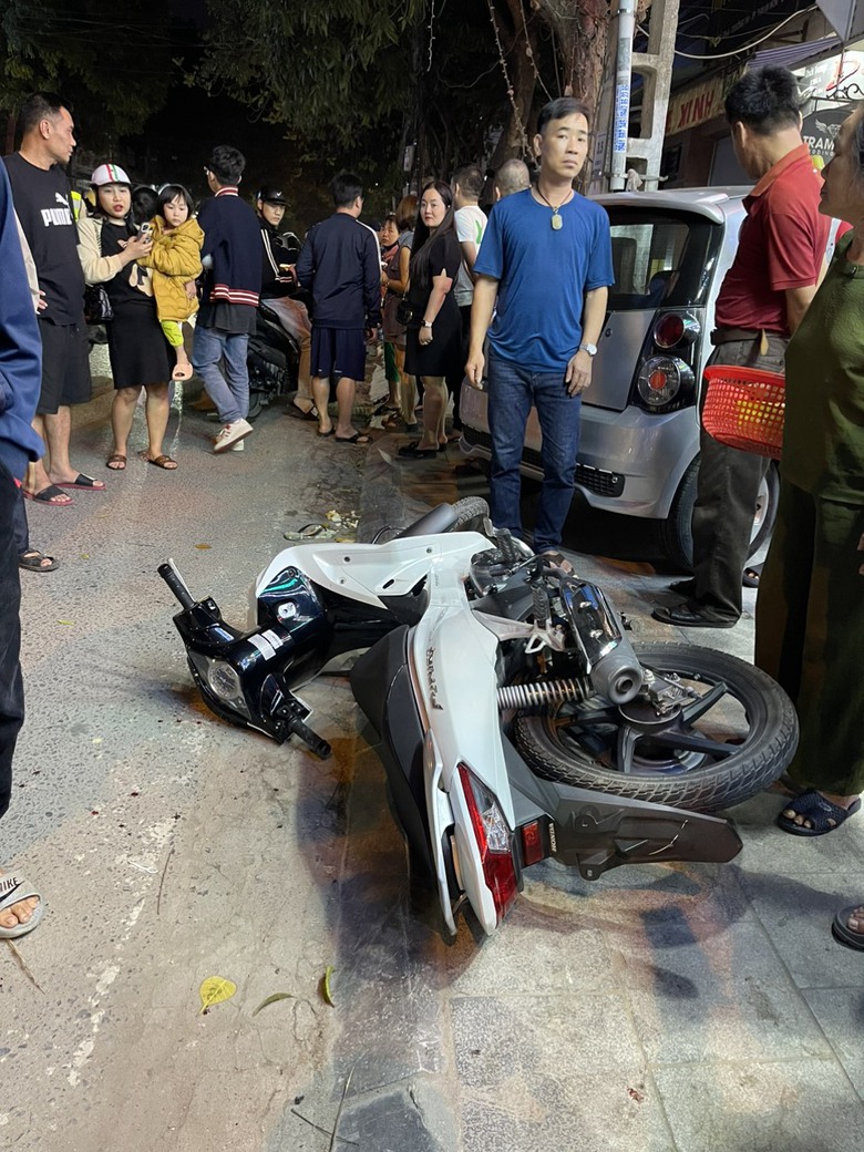 Th&ocirc;ng chốt nồng độ cồn bất th&agrave;nh, 3 thanh ni&ecirc;n t&ocirc;ng v&agrave;o xe CSGT- Ảnh 1.