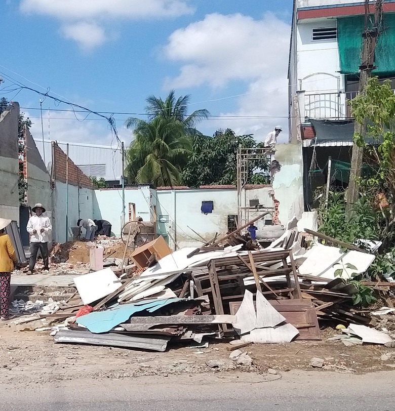 Người d&acirc;n th&aacute;o dỡ nh&agrave; cửa, b&agrave;n giao mặt bằng l&agrave;m cầu Rạch Miễu 2- Ảnh 1.