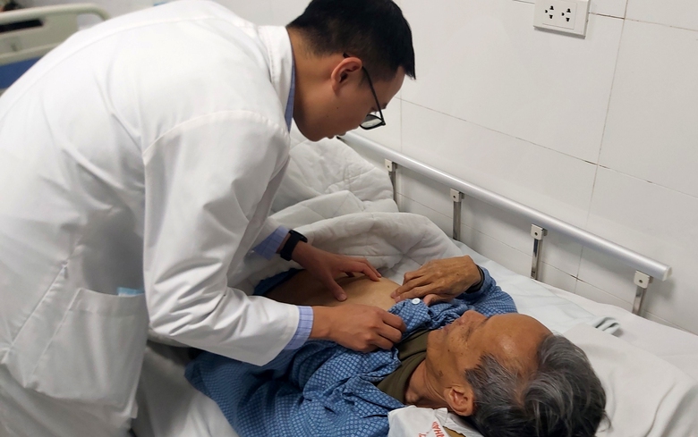 Nhập viện cấp cứu v&igrave; ch&eacute;n rượu đầu xu&acirc;n- Ảnh 1.