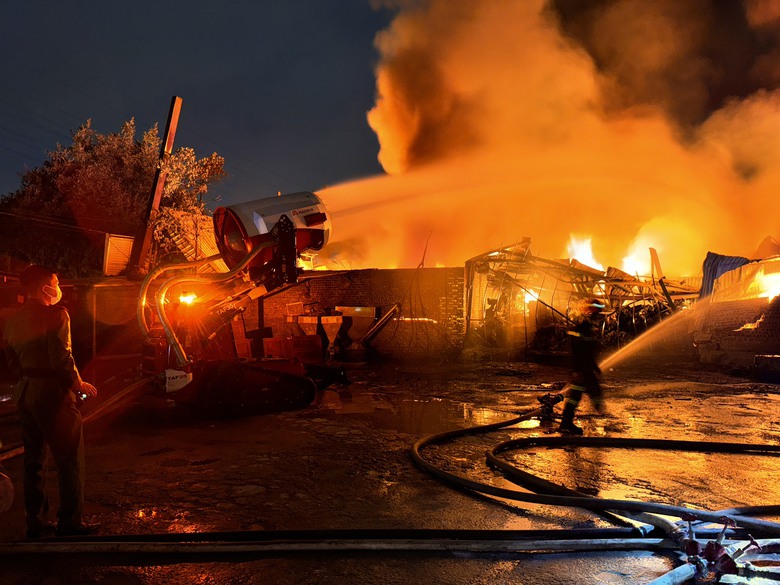 Ch&aacute;y kho h&agrave;ng rộng 700m2 ở Hải Ph&ograve;ng, kh&oacute;i đen bốc cao h&agrave;ng trăm m&eacute;t- Ảnh 1.