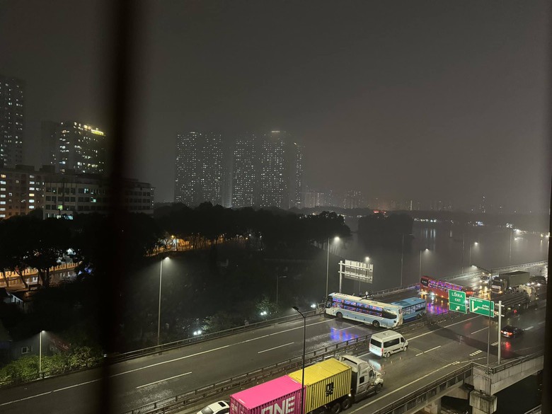 Xe kh&aacute;ch mất l&aacute;i xoay ngang tr&ecirc;n đường V&agrave;nh đai 3 c&oacute; c&ograve;n hạn kiểm định?- Ảnh 1.