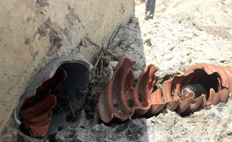 T&aacute;i diễn nạn cắt trộm d&acirc;y điện tại n&uacute;t giao cao tốc Phan Thiết - Dầu Gi&acirc;y- Ảnh 1.