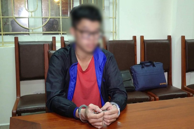 Tạm giữ nam thanh ni&ecirc;n nằm tr&ecirc;n y&ecirc;n xe m&aacute;y 