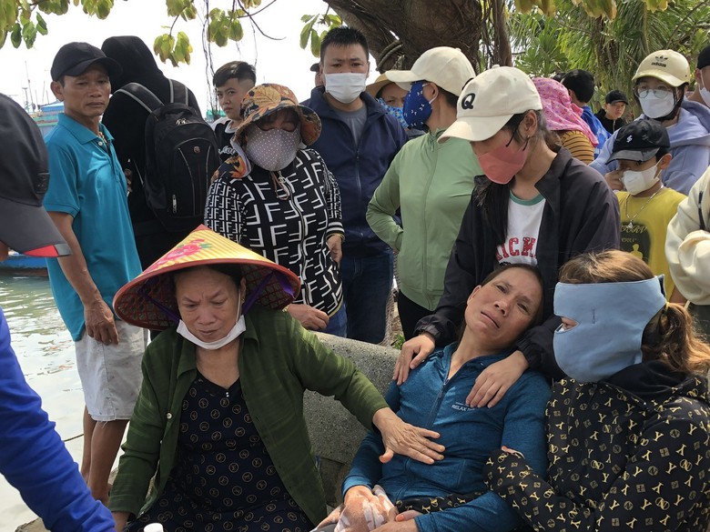 Ch&igrave;m t&agrave;u ở Quảng Ng&atilde;i: Người th&acirc;n nạn nh&acirc;n mất t&iacute;ch đỏ mắt chờ ph&eacute;p m&agrave;u- Ảnh 1.