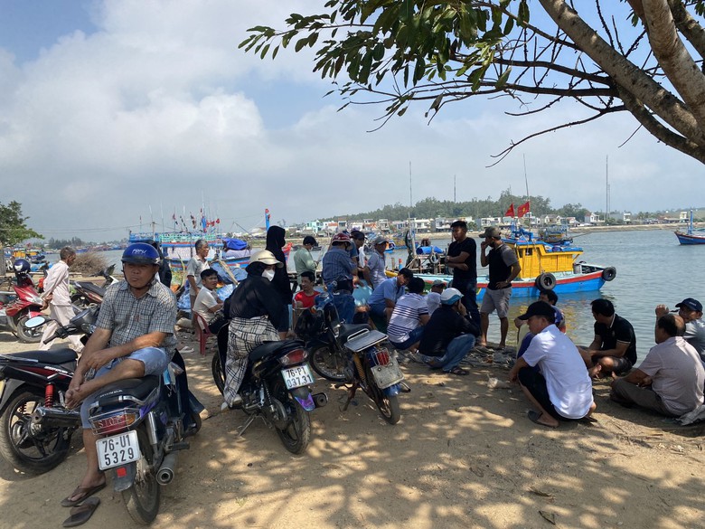 Ch&igrave;m t&agrave;u ở Quảng Ng&atilde;i: Người th&acirc;n nạn nh&acirc;n mất t&iacute;ch đỏ mắt chờ ph&eacute;p m&agrave;u- Ảnh 2.