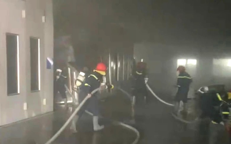 B&igrave;nh Thuận: Đại l&yacute; b&aacute;n xe &ocirc; t&ocirc; bốc ch&aacute;y dữ dội