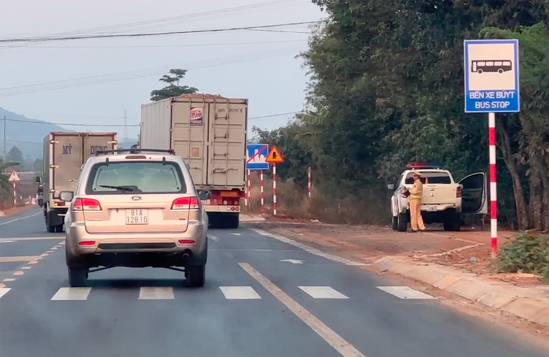 Xe chở m&iacute;a, m&igrave; &ldquo;c&oacute; ngọn&rdquo; lộng h&agrave;nh tr&ecirc;n quốc lộ- Ảnh 1.