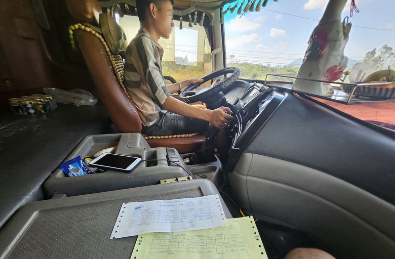 Xe chở m&iacute;a, m&igrave; &ldquo;c&oacute; ngọn&rdquo; lộng h&agrave;nh tr&ecirc;n quốc lộ- Ảnh 2.