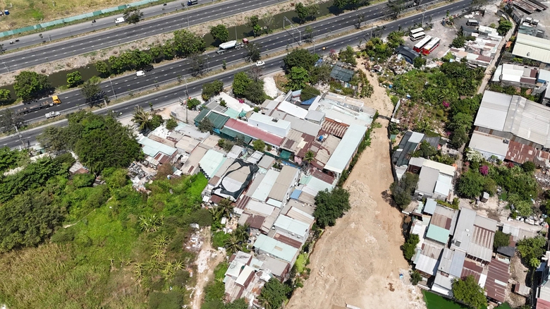 Mặt bằng vẫn cản tiến độ mở rộng quốc lộ 50- Ảnh 1.