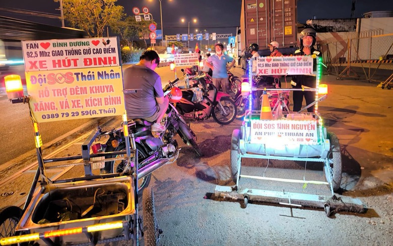 Đội SOS thu gom nhiều c&acirc;n đinh tr&ecirc;n cầu vượt S&oacute;ng Thần