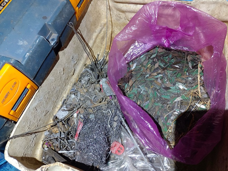 Đội SOS thu gom nhiều c&acirc;n đinh tr&ecirc;n cầu vượt S&oacute;ng Thần- Ảnh 2.