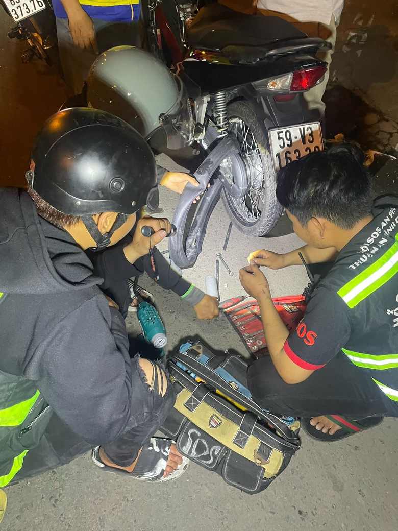 Đội SOS thu gom nhiều c&acirc;n đinh tr&ecirc;n cầu vượt S&oacute;ng Thần- Ảnh 4.