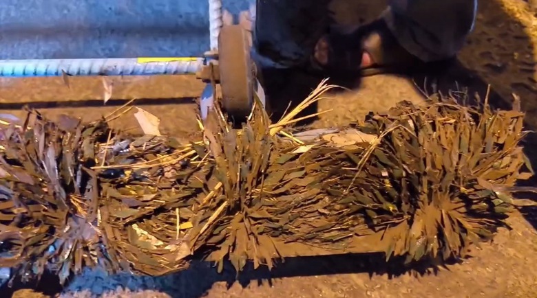 Đội SOS thu gom nhiều c&acirc;n đinh tr&ecirc;n cầu vượt S&oacute;ng Thần- Ảnh 3.