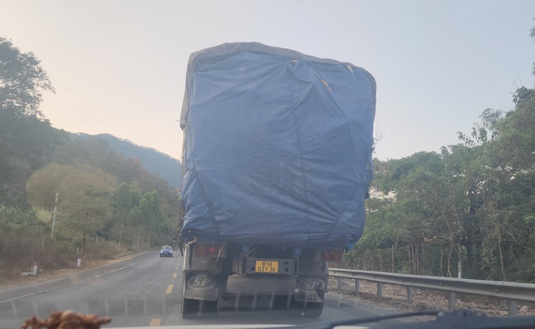 Xe chở mía quá khổ vô tư Xe chở mía quá khổ vô tư