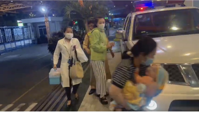 CSGT d&ugrave;ng xe đặc chủng đưa b&eacute; 8 th&aacute;ng tuổi đi cấp cứu- Ảnh 1.