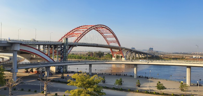 Đang t&igrave;m kiếm nữ sinh nhảy cầu Ho&agrave;ng Văn Thụ- Ảnh 1.