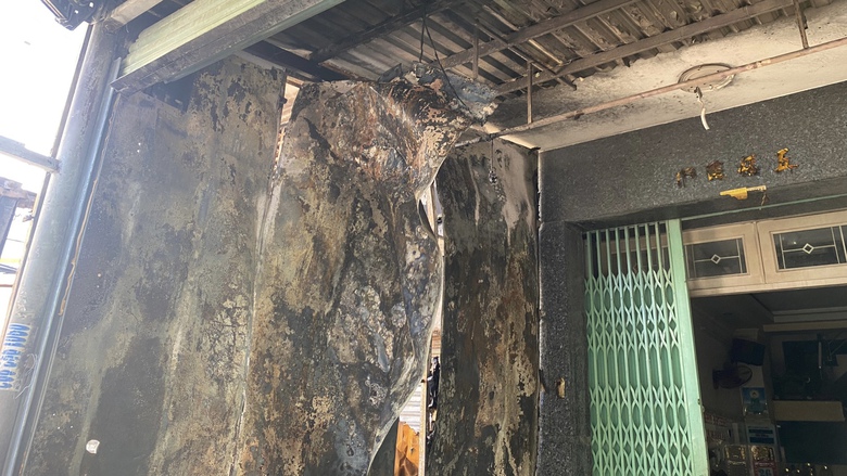 Ch&aacute;y lớn ở TP.HCM, 1 ng&ocirc;i nh&agrave; v&agrave; 3 ki-ốt bị thi&ecirc;u rụi- Ảnh 4.