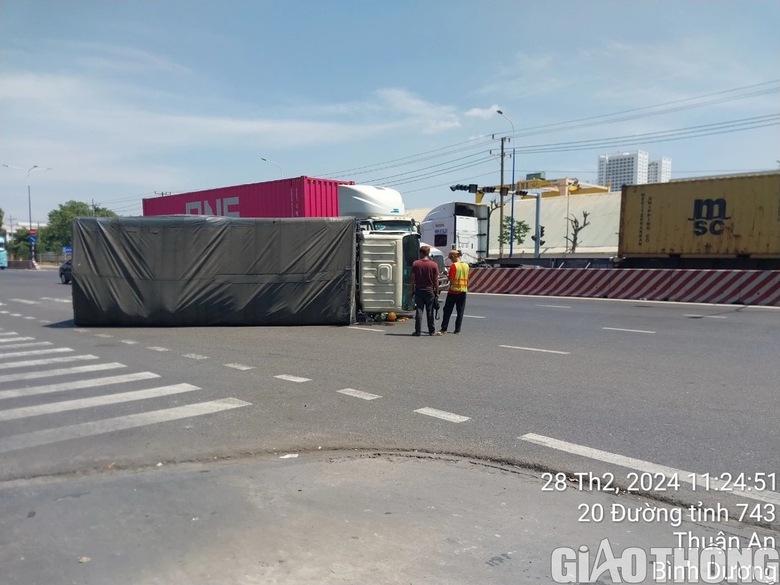 Bình Dương: Xe tải đang ôm cua bất ngờ lật chắn ngang đường- Ảnh 1. Bình Dương: Xe tải đang ôm cua bất ngờ lật chắn ngang đường- Ảnh 1.