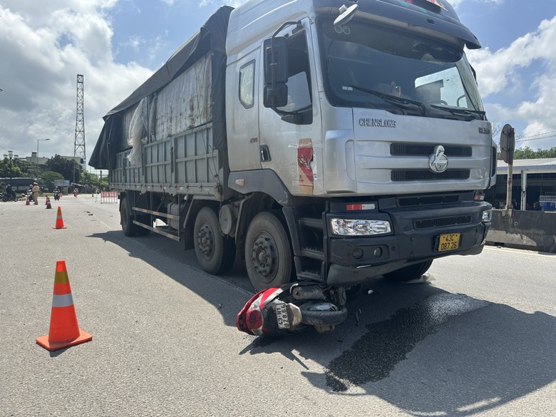 Hiện trường vụ TNGT giữa xe tải v&agrave; xe m&aacute;y l&agrave;m người đ&agrave;n &ocirc;ng đi xe m&aacute;y tử vong.