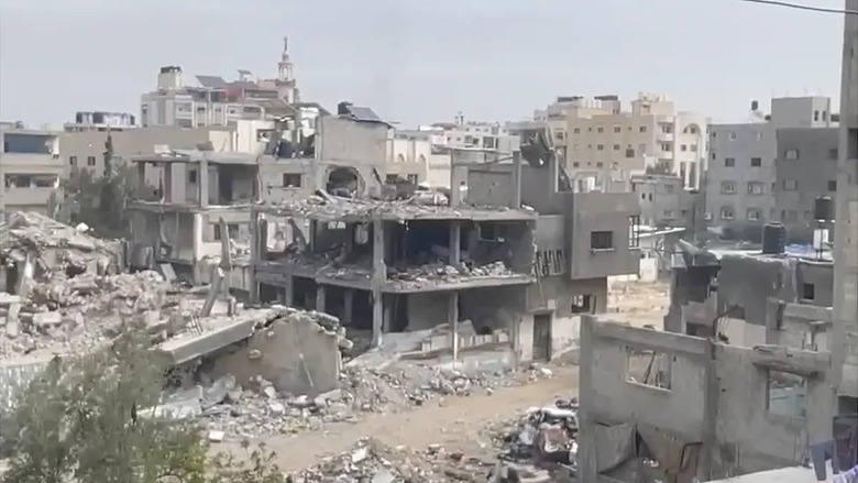 Ng&ocirc;i nh&agrave; của anh Ahmad giờ chỉ c&ograve;n l&agrave; đống đổ n&aacute;t. (Ảnh: BBC)