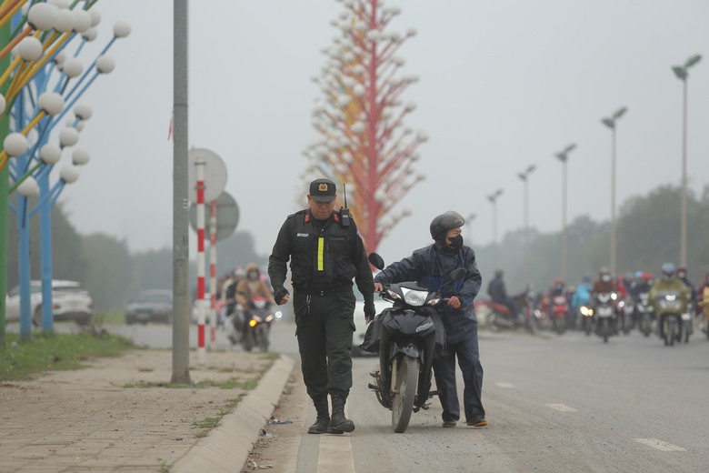 Đi xe m&aacute;y v&agrave;o cao tốc Đại lộ Thăng Long, người phụ nữ kh&oacute;c l&oacute;c xin CSGT bỏ qua- Ảnh 4.