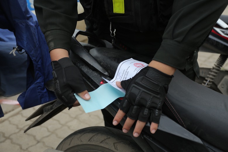 Đi xe m&aacute;y v&agrave;o cao tốc Đại lộ Thăng Long, người phụ nữ kh&oacute;c l&oacute;c xin CSGT bỏ qua- Ảnh 5.