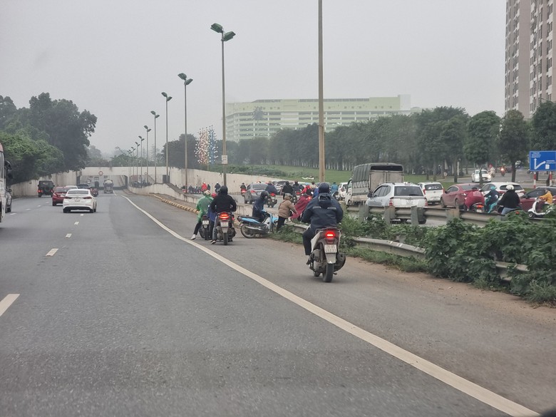 Đi xe m&aacute;y v&agrave;o cao tốc Đại lộ Thăng Long, người phụ nữ kh&oacute;c l&oacute;c xin CSGT bỏ qua- Ảnh 8.