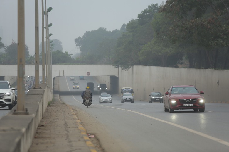 Đi xe m&aacute;y v&agrave;o cao tốc Đại lộ Thăng Long, người phụ nữ kh&oacute;c l&oacute;c xin CSGT bỏ qua- Ảnh 9.