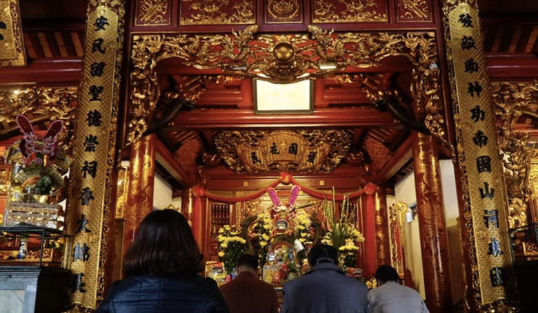 Vụ nghi biển thủ tiền c&ocirc;ng đức ở đền &ocirc;ng Ho&agrave;ng Mười: Tạm đ&igrave;nh chỉ 2 người- Ảnh 1.