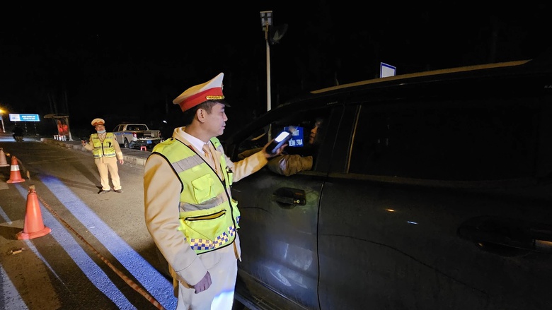 Hải Dương xử phạt nhiều t&agrave;i xế vi phạm nồng độ cồn vượt mức kịch khung- Ảnh 1.