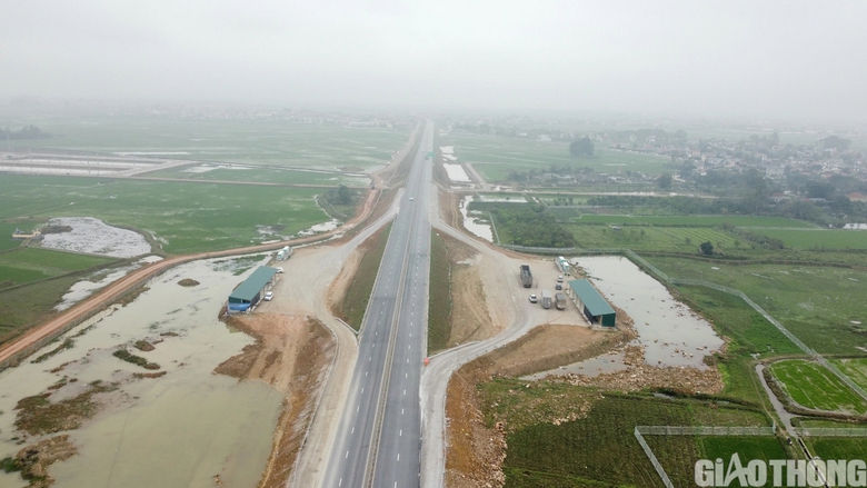 X&acirc;y trạm dừng nghỉ tạm đầu ti&ecirc;n tr&ecirc;n cao tốc Bắc - Nam- Ảnh 1.