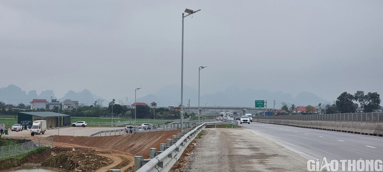 X&acirc;y trạm dừng nghỉ tạm đầu ti&ecirc;n tr&ecirc;n cao tốc Bắc - Nam- Ảnh 5.