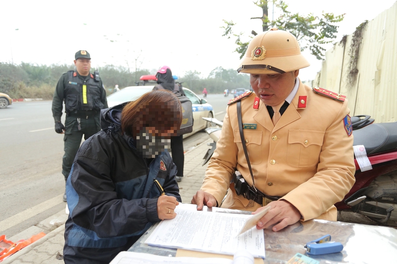 Đi xe m&aacute;y v&agrave;o cao tốc Đại lộ Thăng Long, người phụ nữ kh&oacute;c l&oacute;c xin CSGT bỏ qua- Ảnh 7.