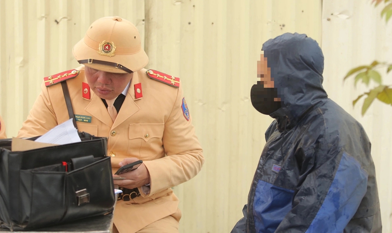 Đi xe m&aacute;y v&agrave;o cao tốc Đại lộ Thăng Long, người phụ nữ kh&oacute;c l&oacute;c xin CSGT bỏ qua- Ảnh 3.