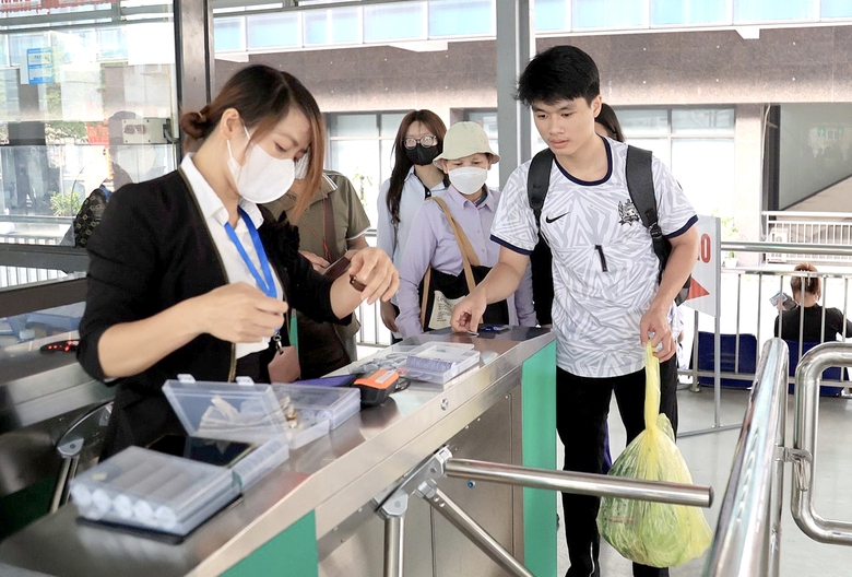 H&agrave; Nội: Nhiều tiện &iacute;ch khi đi xe bu&yacute;t kh&ocirc;ng d&ugrave;ng tiền mặt- Ảnh 1.