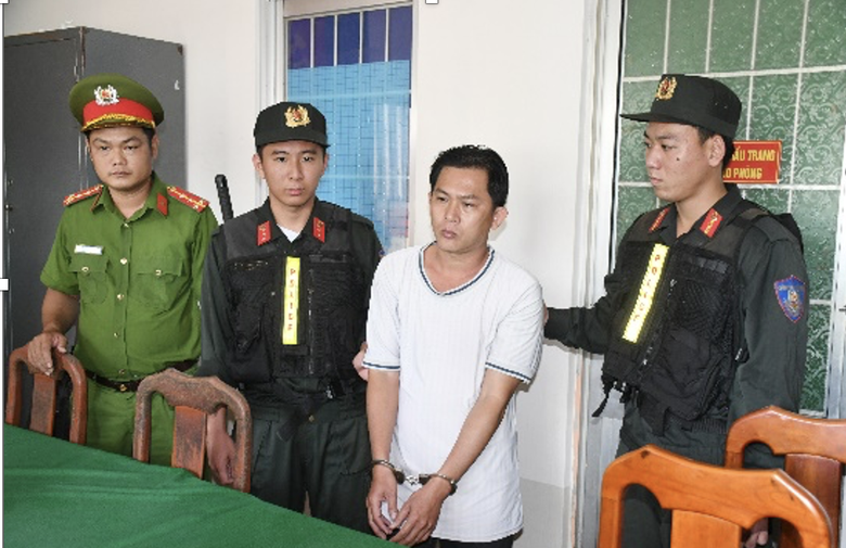 Lừa chạy &aacute;n 100 triệu đồng mang đi nước ngo&agrave;i đ&aacute;nh bạc- Ảnh 1.