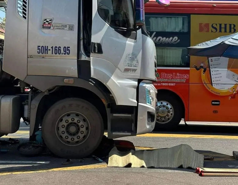 Người phụ nữ tử vong thương t&acirc;m sau va chạm với xe đầu k&eacute;o- Ảnh 1.