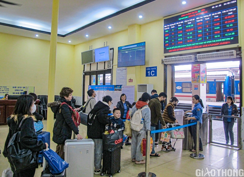 Người d&acirc;n bắt đầu rời Thủ đ&ocirc; theo t&agrave;u về qu&ecirc; ăn Tết- Ảnh 1.