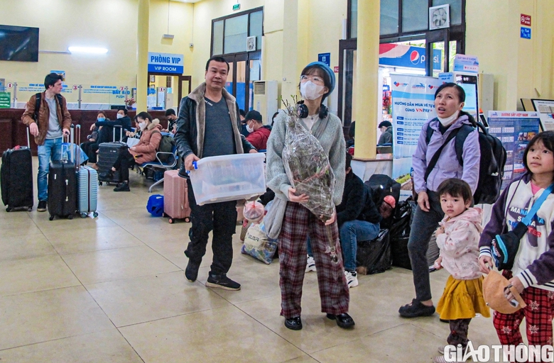 Người d&acirc;n bắt đầu rời Thủ đ&ocirc; theo t&agrave;u về qu&ecirc; ăn Tết- Ảnh 2.