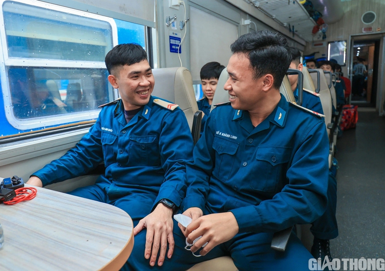 Người d&acirc;n bắt đầu rời Thủ đ&ocirc; theo t&agrave;u về qu&ecirc; ăn Tết- Ảnh 11.