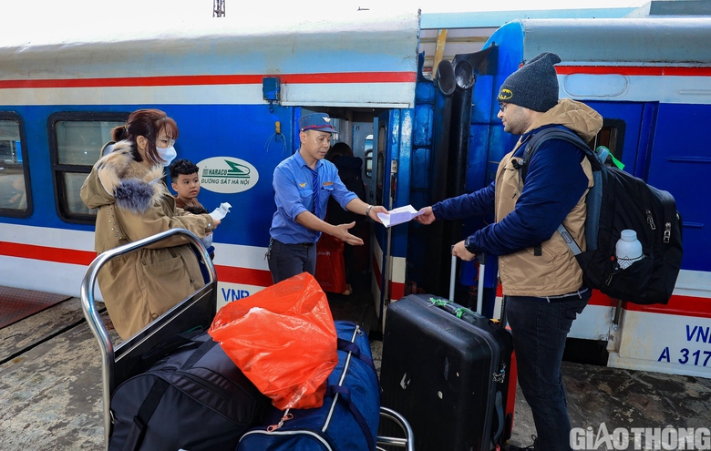Người d&acirc;n bắt đầu rời Thủ đ&ocirc; theo t&agrave;u về qu&ecirc; ăn Tết- Ảnh 7.