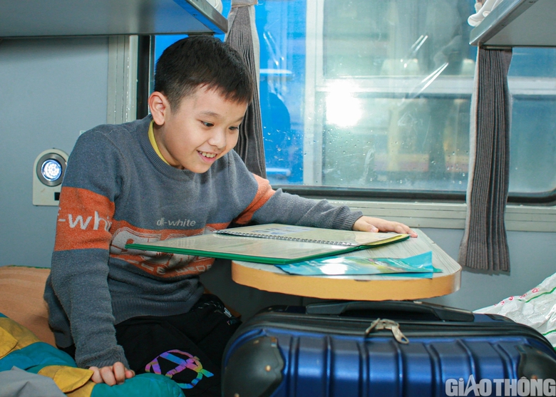 Người d&acirc;n bắt đầu rời Thủ đ&ocirc; theo t&agrave;u về qu&ecirc; ăn Tết- Ảnh 12.