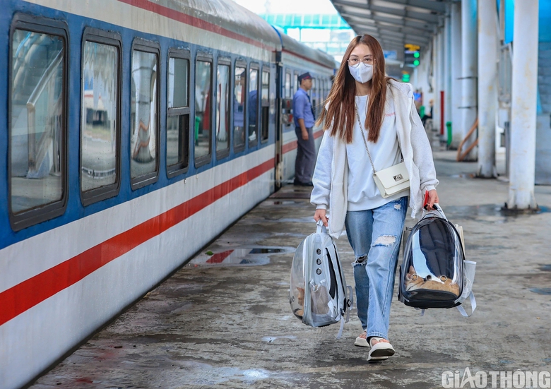 Người d&acirc;n bắt đầu rời Thủ đ&ocirc; theo t&agrave;u về qu&ecirc; ăn Tết- Ảnh 6.