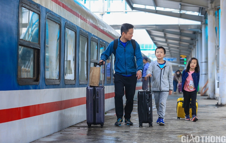 Người d&acirc;n bắt đầu rời Thủ đ&ocirc; theo t&agrave;u về qu&ecirc; ăn Tết- Ảnh 5.