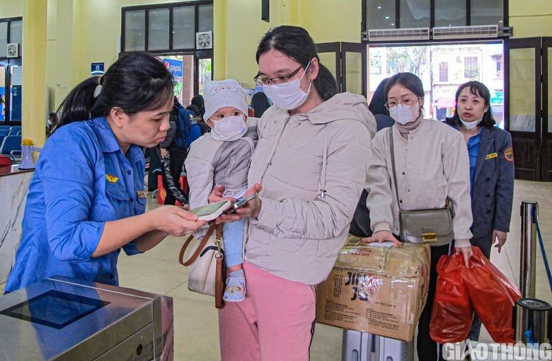 Người d&acirc;n bắt đầu rời Thủ đ&ocirc; theo t&agrave;u về qu&ecirc; ăn Tết- Ảnh 3.