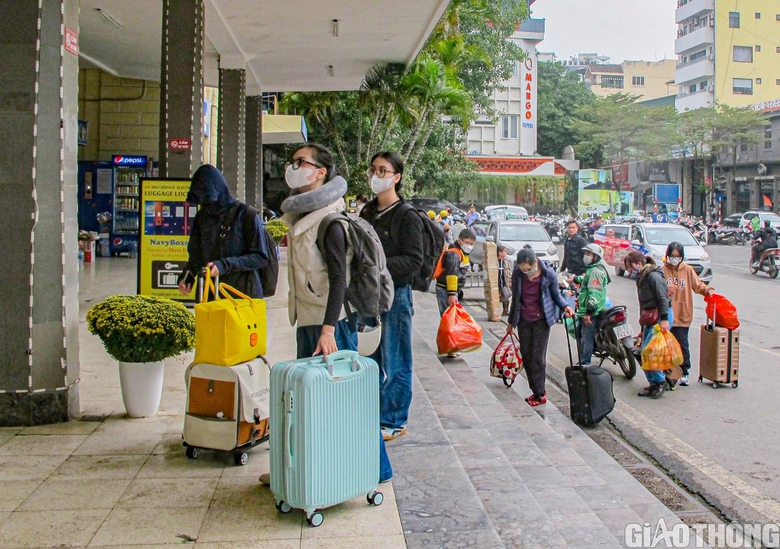 Người d&acirc;n bắt đầu rời Thủ đ&ocirc; theo t&agrave;u về qu&ecirc; ăn Tết- Ảnh 16.