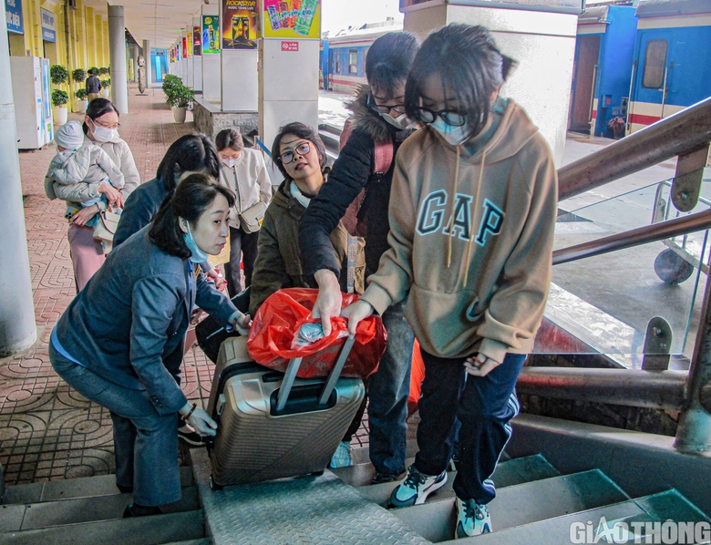 Người d&acirc;n bắt đầu rời Thủ đ&ocirc; theo t&agrave;u về qu&ecirc; ăn Tết- Ảnh 4.